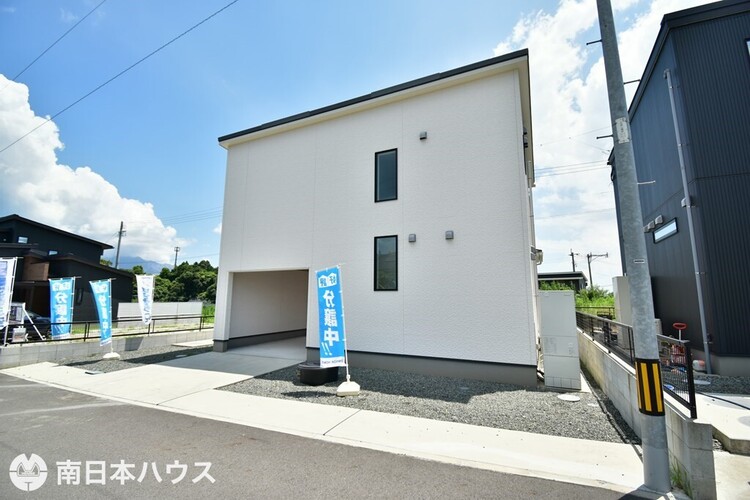 外観 北向き道路【敷地面積204.39m2(61.82坪)】駐車4台分！即日室内のご見学が可能です♪