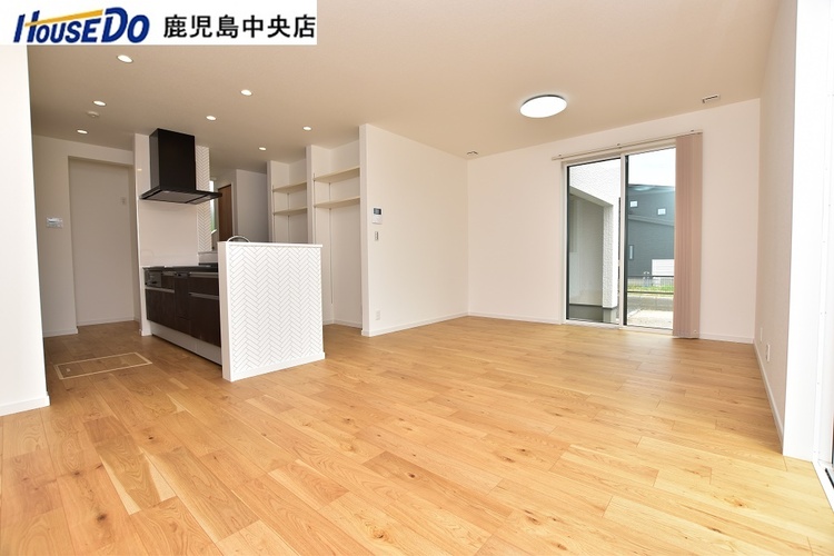 居間 【リビング】約21帖の広々としたリビングです♪南向きの窓から明るい日が差します♪