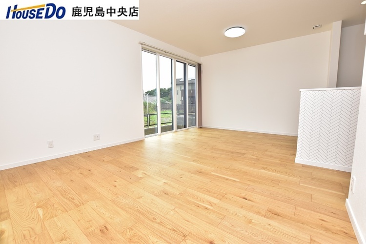 居間 【リビング】約21帖の広々としたリビングです♪南向きの窓から明るい日が差します♪