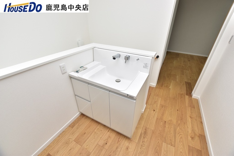 その他 【洗面台】2階洗面台です！壁付水栓で汚れやほこりが溜まりにくくお手入れがしやすいです♪