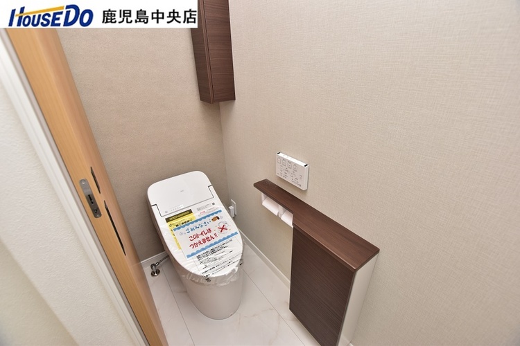 その他 【1階トイレ】温水洗浄便座機能付きのトイレです！収納付きなのでお掃除道具などもすっきり収まります♪
