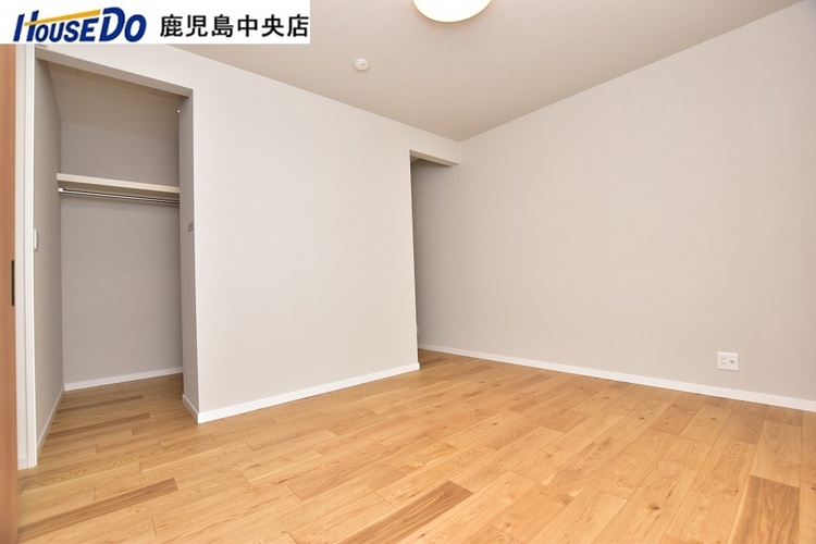 寝室 【洋室】約7帖の洋室です！ウォークスルークローゼットがあります♪バルコニーに面したお部屋です♪