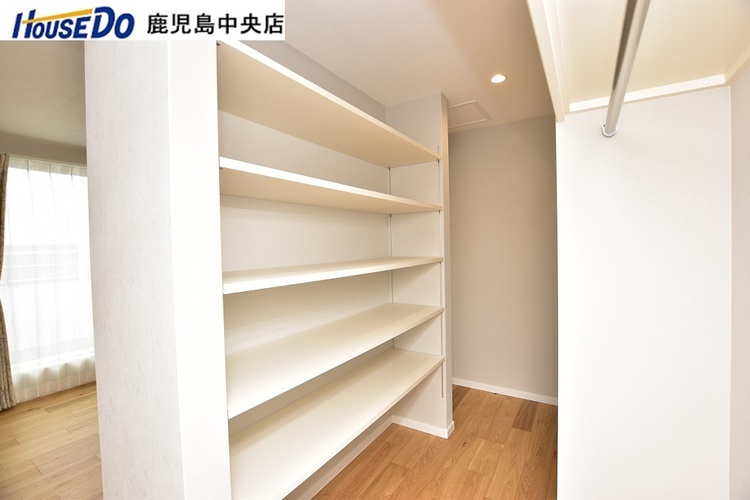 その他 【ウォークスルークローゼット】両面に収納スペースがあり出入りもスムーズなので使い勝手良好です♪