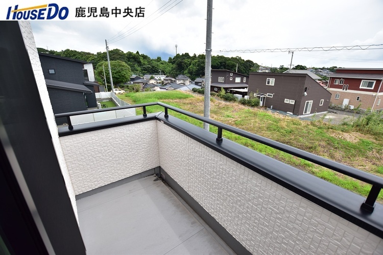 その他 【バルコニー】南向きのバルコニーで日当たり良好です♪周辺の住宅とも離れているので通風も良好♪