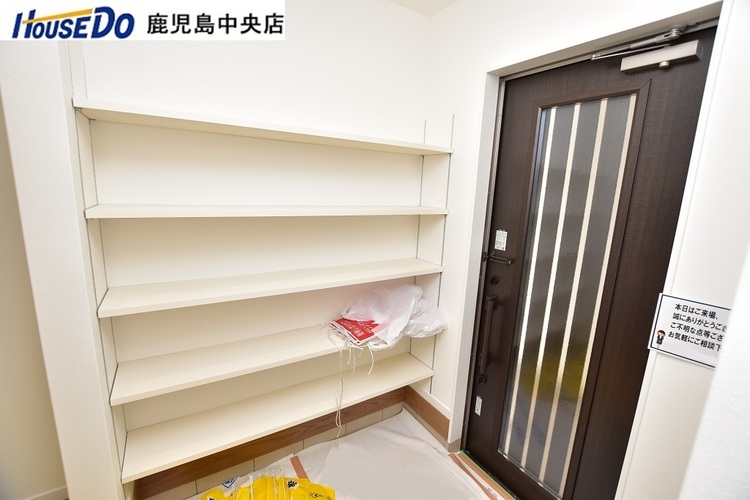 玄関 【玄関】大容量の可動棚付きの収納が魅力です♪玄関外はインナーガレージで雨の日の出入りがラクです♪