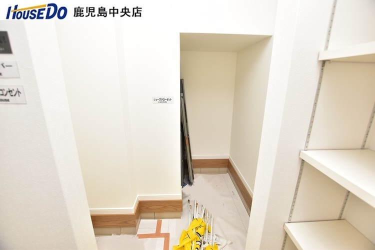玄関 【シューズクローク】土間部分が広く奥行きがあります♪普段使わない品の収納にもおすすめです♪