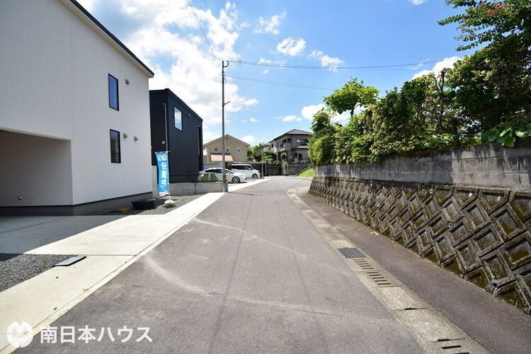外観 【前面道路】北向きの道路です！交通量の少ない前面道路で静かな住環境です♪