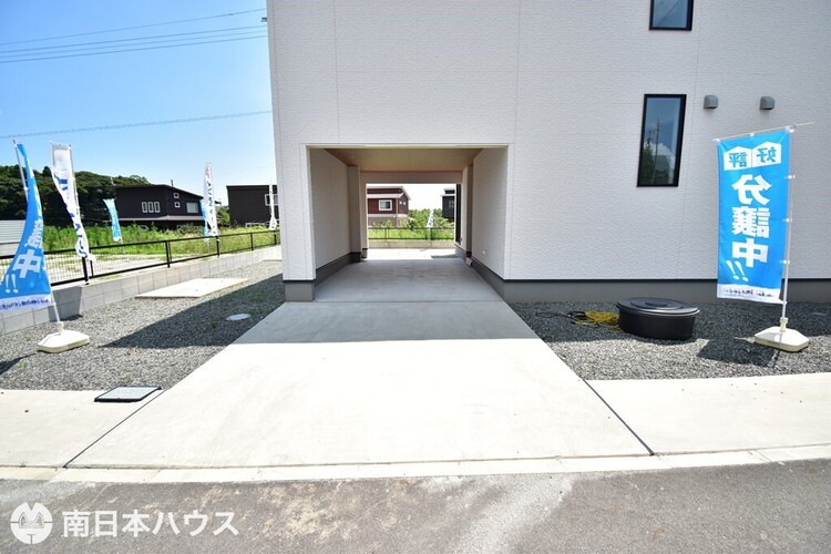 その他 【駐車場】ビルトインガレージ以外にも駐車スペースがあり、合計4台は駐車できます♪