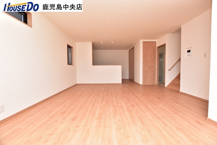 居間 【リビング】約20帖の広々リビングです♪