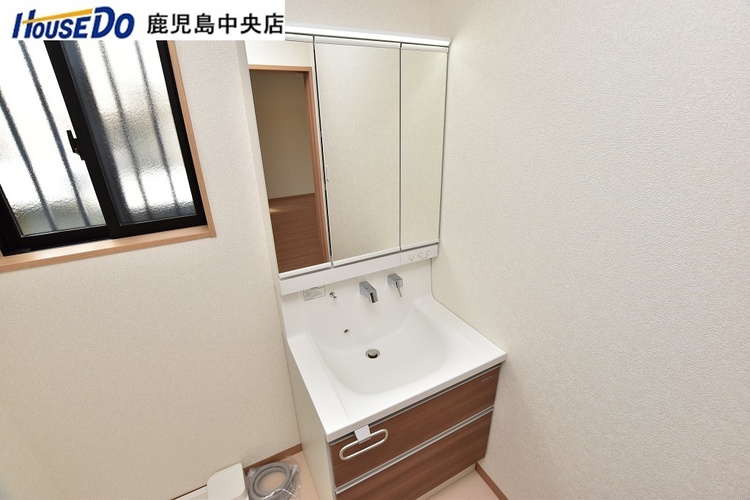 その他 【洗面台】3面鏡の洗面台は収納が豊富です♪壁付け水栓で水垢などが付きにくい設計になっています！