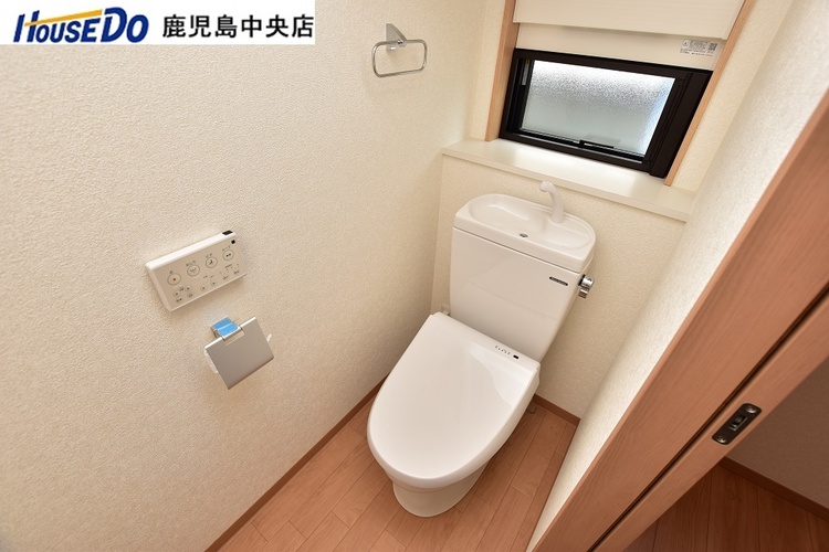 その他 【1階トイレ】温水洗浄便座機能付き！