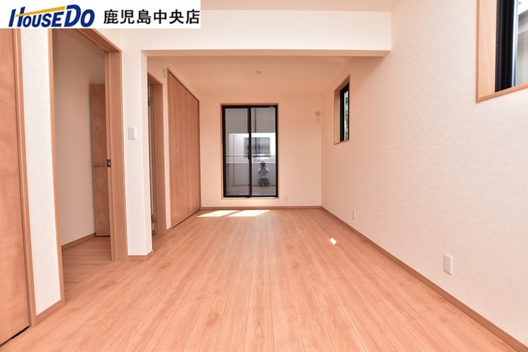 内装 【洋室】約4.5帖の洋室は部屋がつながっているのでご家族構成によっていろいろな広さでご使用頂けます♪