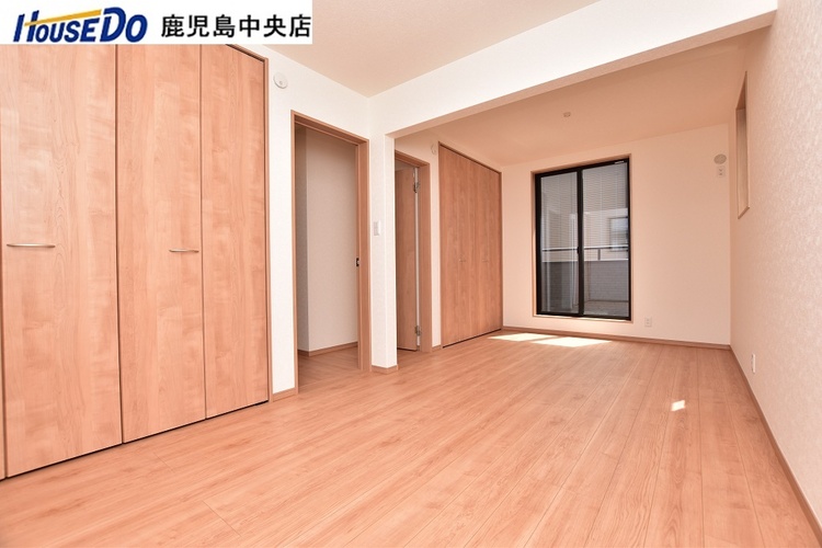 内装 【洋室】約4.5帖の洋室です！扉は2ヵ所設置してあります♪