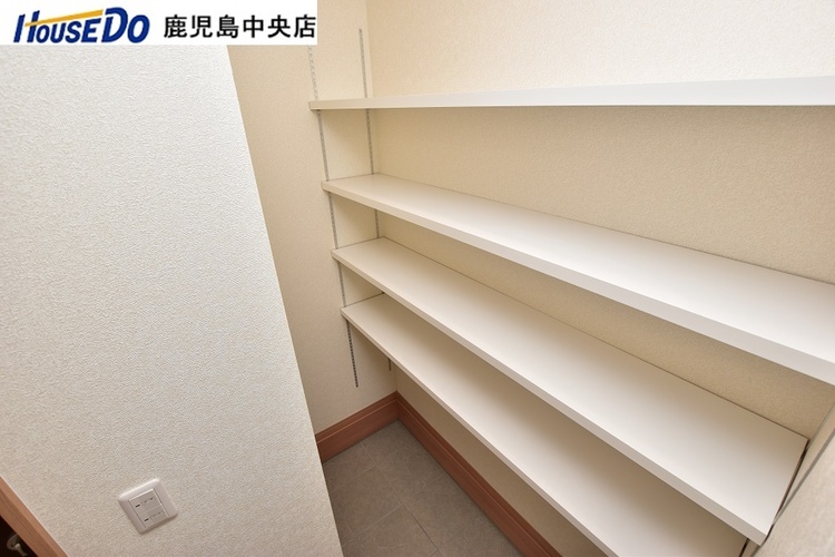 玄関 【シューズクローク】可動棚になっているのでお好みに合わせたご使用が可能です♪