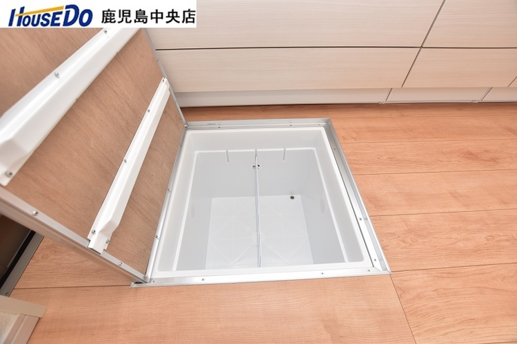 その他 【床下収納】保存食や使用頻度の少ない品物を収納でき、キッチン周りをスッキリと収納できます♪