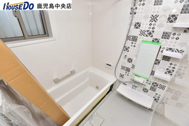 風呂 【浴室】浴室暖房乾燥機付きの浴室です！窓付きで自然換気もできるので衛生的です♪