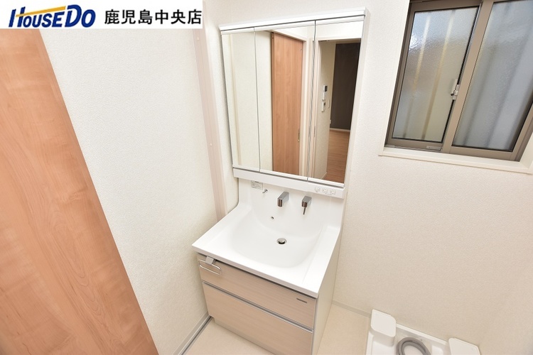 その他 【洗面台】3面鏡の洗面台は収納が豊富です♪壁付け水栓で水垢などが付きにくい設計になっています！