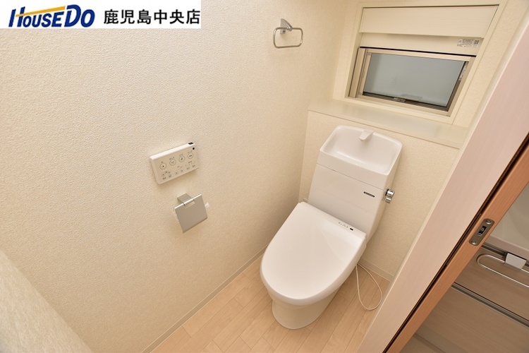 その他 【1階トイレ】温水洗浄便座機能付きのトイレです！寒い日でも便座が温かくあると嬉しい設備です♪
