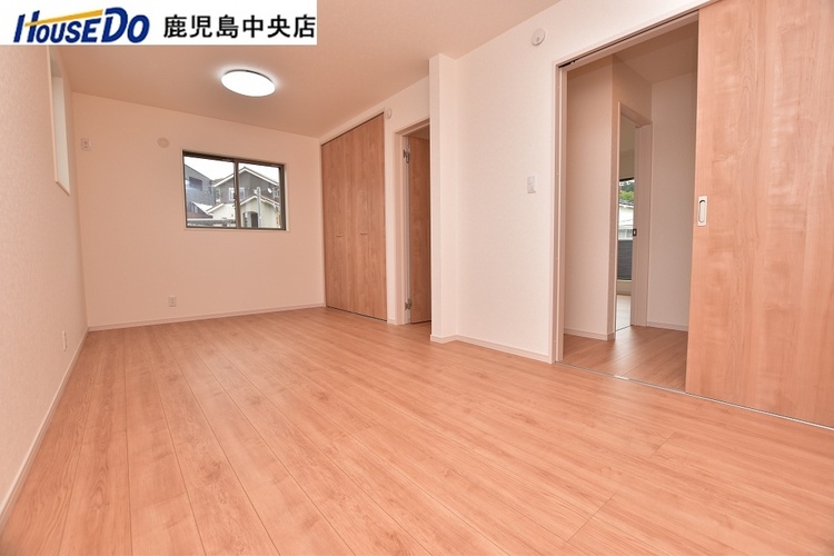 内装 【洋室】4.5帖の洋室が2部屋あります！現況は仕切りが無くご家族構成に合わせたご使用ができます♪