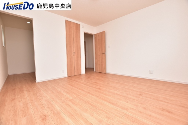 内装 【洋室】約8帖の洋室です！ウォークインクローゼット、バルコニーを備えたお部屋です♪