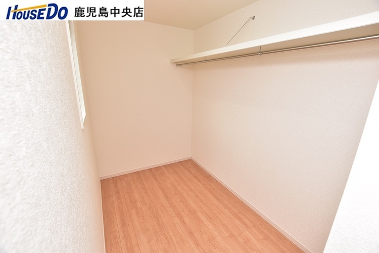 その他 【ウォークインクローゼット】奥行きのあるウォークインクローゼットです！パイプハンガーと枕棚付き♪