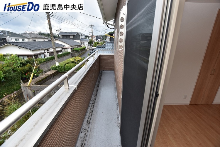 その他 【バルコニー】東南向きで日当り良好なバルコニーは奥行きがあります！物干し金具付きです！