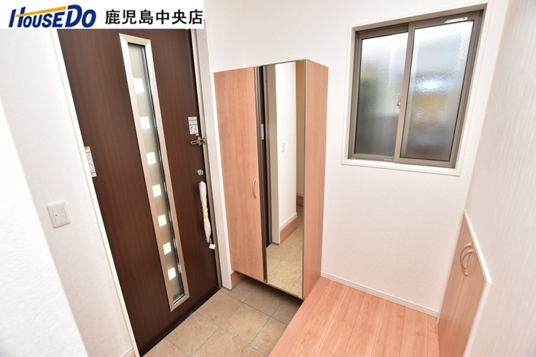 玄関 【玄関】姿見のあるシューズボックス付きの玄関！シューズクロークもあり収納力があります♪