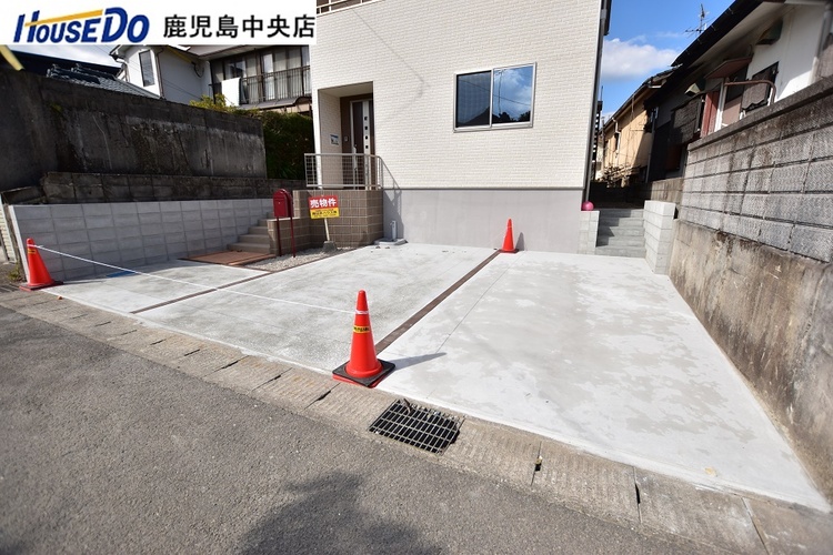 その他 【駐車場】駐車2台分！前面道路の交通量が少なく駐車が苦手な方もゆっくりと停められます♪