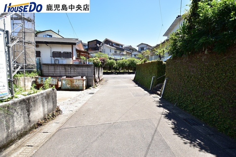 外観 【前面道路】道路幅は約5ｍです！団地内の道路で交通量が少なく静かな住環境です♪