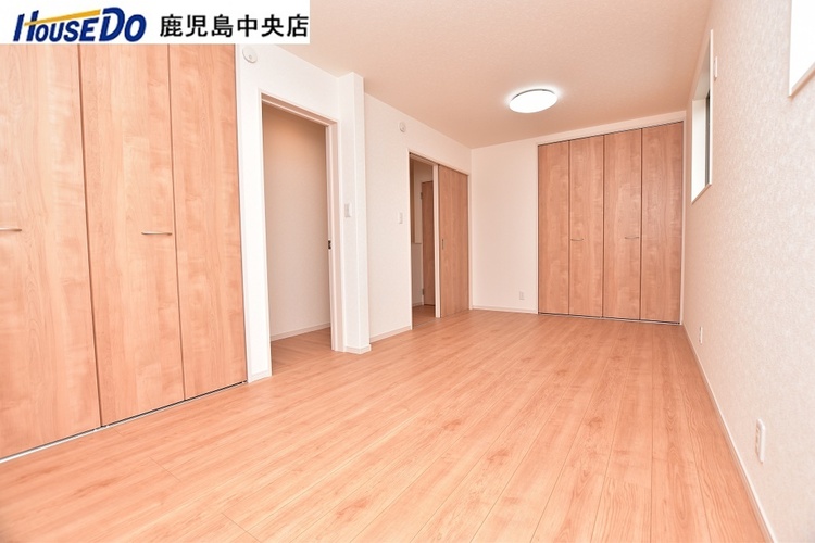 内装 【洋室】4.5帖の洋室が2部屋あります！現況は仕切りが無くご家族構成に合わせたご使用ができます♪