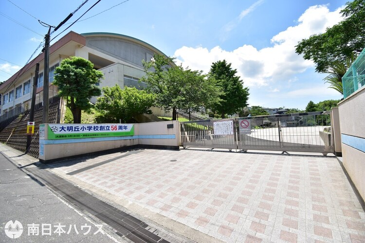 周辺 【大明丘小学校】昭和45年開校。心豊かで　つよく　かしこい子どもを校訓です。エリアはこの２つの団地の他に実方，雀ヶ宮，早馬，旭ヶ丘からなっており，よく計画された清潔で明る… 徒歩 約4分（約290m）