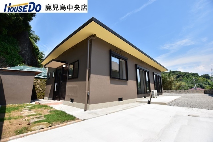 外観 南向き道路【敷地面積351.49m2(106.32坪)】駐車3台分！即日室内のご見学が可能です♪