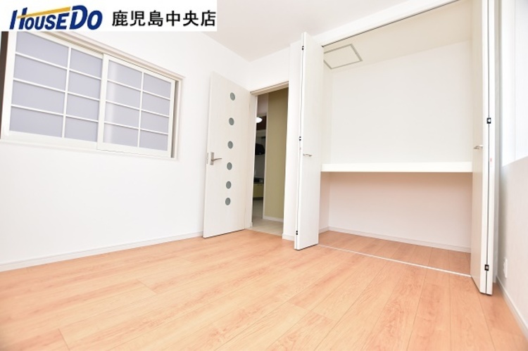 内装 【洋室】令和４年８月室内リフォーム済み！・クロス、床張替え・建具新調