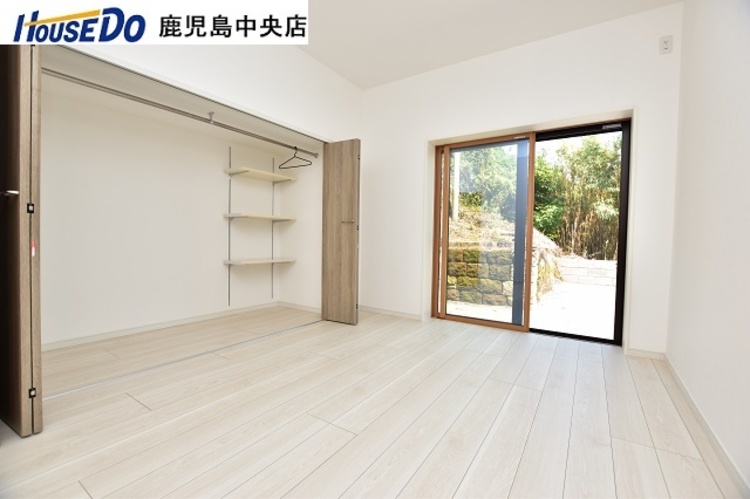 内装 【洋室】令和４年８月室内リフォーム済み！・クロス、床張替え・建具新調