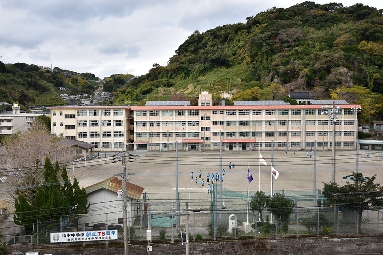 周辺 【清水中学校】鹿児島市の東北に位置し、清水小・大龍小をもって構成される。東は磯浜、多賀山に囲まれ、南は稲荷川の清流を帯び錦江湾を望む。風景明媚、歴史、文化、自然豊かな… 徒歩 約15分（約1180m）