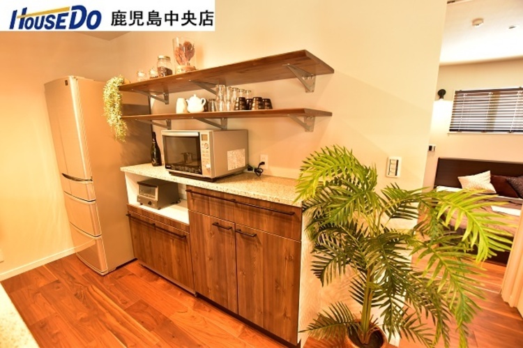 キッチン 【キッチン】キッチンには背面収納付きです！飾り棚としても使用できキッチン周りをおしゃれな空間に♪