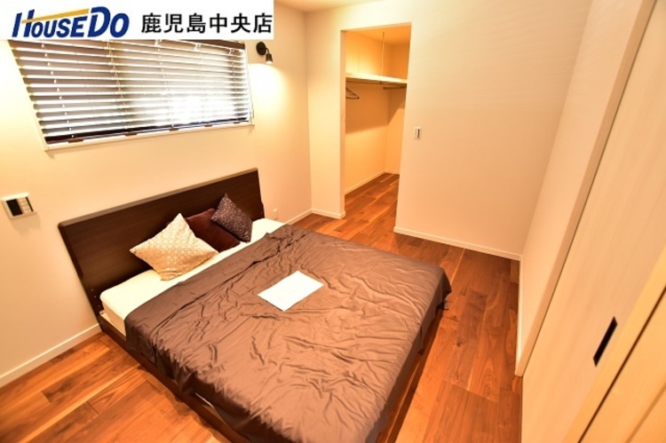 寝室 【洋室】約6.5帖の洋室は寝室に最適♪作業スペースやウォークインクローゼットを備えています！