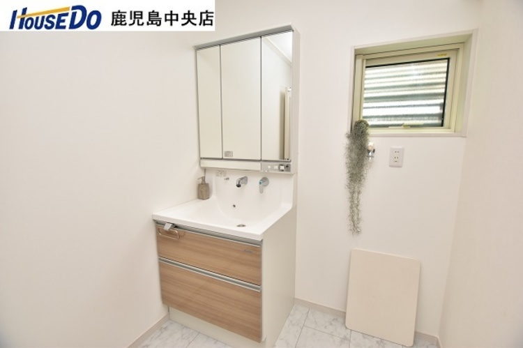 その他 【洗面台】3面鏡の洗面台は収納力も豊富です！壁付の水栓でお手入れもラクラクです♪