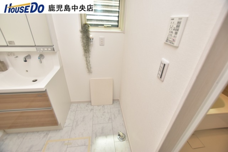 その他 【洗濯機置場】室内洗濯機置場！窓付きで自然換気もできます♪