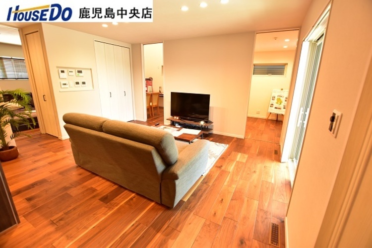 居間 【リビング】南向きの窓から明るい日が差します♪