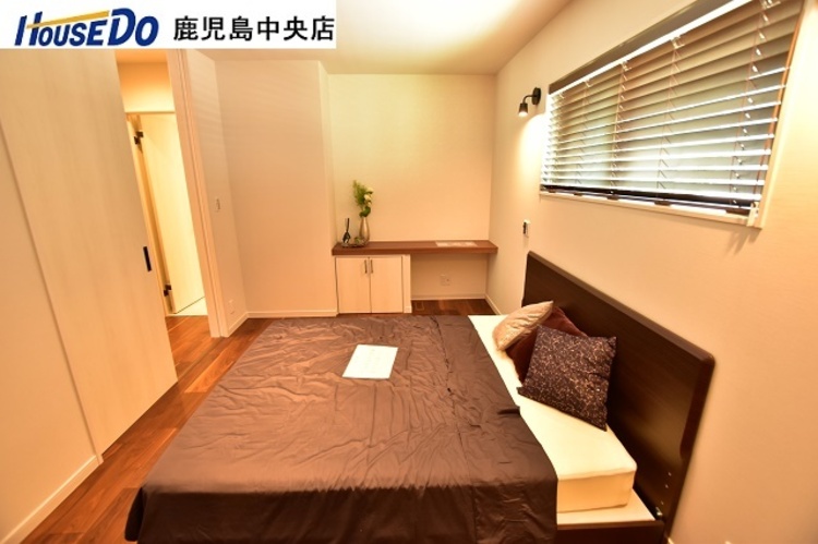 寝室 【洋室】約6.5帖の洋室は寝室に最適♪作業スペースやウォークインクローゼットを備えています！