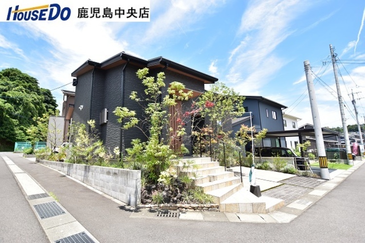 外観 南西角地で日当り良好！周辺も新築が立ち並ぶ住宅地で住環境も良好です♪