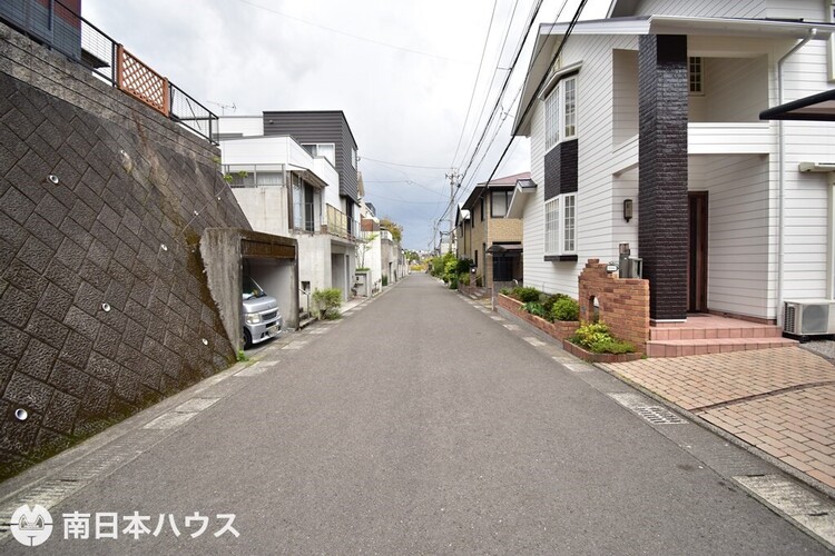 外観 【前面道路】北東向きの前面道路です！