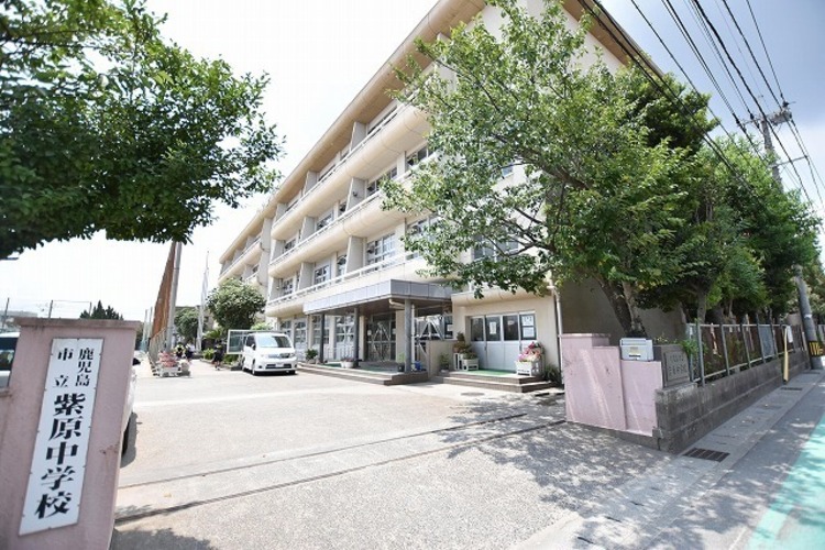 周辺 紫原中学校【鹿児島市立紫原中学校】は、紫原6丁目に位置する1967年創立の中学校です。令和4年度の生徒数は735人で、28クラスあります。校訓は「自主・愛知・健康・協和」… 徒歩 約9分（約700m）