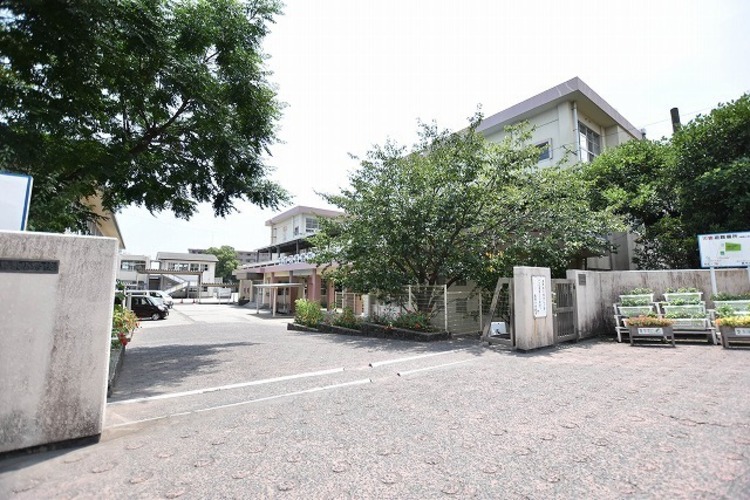 周辺 紫原小学校【鹿児島市立紫原小学校】は、紫原2丁目に位置する1965年創立の小学校です。令和4年度の生徒数は599人で、28クラスあります。校訓は「進んで考える　他を思い… 徒歩 約11分（約850m）
