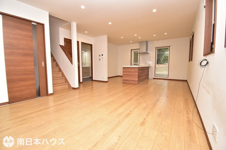 居間 【リビング】18.5帖のリビングです！3面に窓があり明るい室内です♪