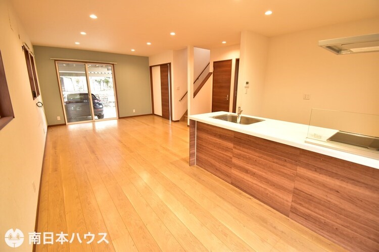 居間 【リビング】18.5帖のリビングです！3面に窓があり明るい室内です♪