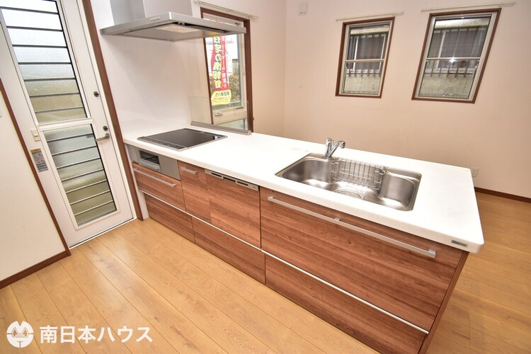 キッチン 【キッチン】IHクッキングヒーター、食器洗浄乾燥機、勝手口付きのキッチンです！