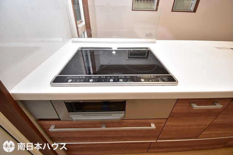 その他 【IHクッキングヒーター】3口のコンロとグリル付き！お手入れのしやすさが魅力のキッチンです！