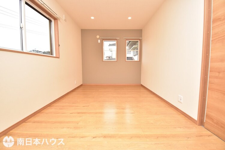 内装 【洋室】7.5帖の洋室です！全居室2面に窓があり通風良好なお家です♪